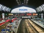 Genießen wir ein bisschen Bahnhofsatmosphäre im Hamburger Hauptbahnhof! Links hinten ist eine S-Bahn zu erkennen, auf den beiden Gleisen rechts daneben steht ein RE nach Padborg und eine RB